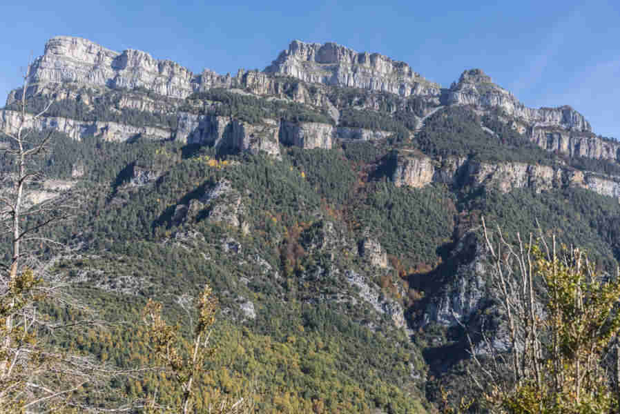 Huesca - parque nacional de Ordesa y Monte Perdido - valle de Añisclo 04 - cañon de Anisclo - Puntas Sestrales.jpg